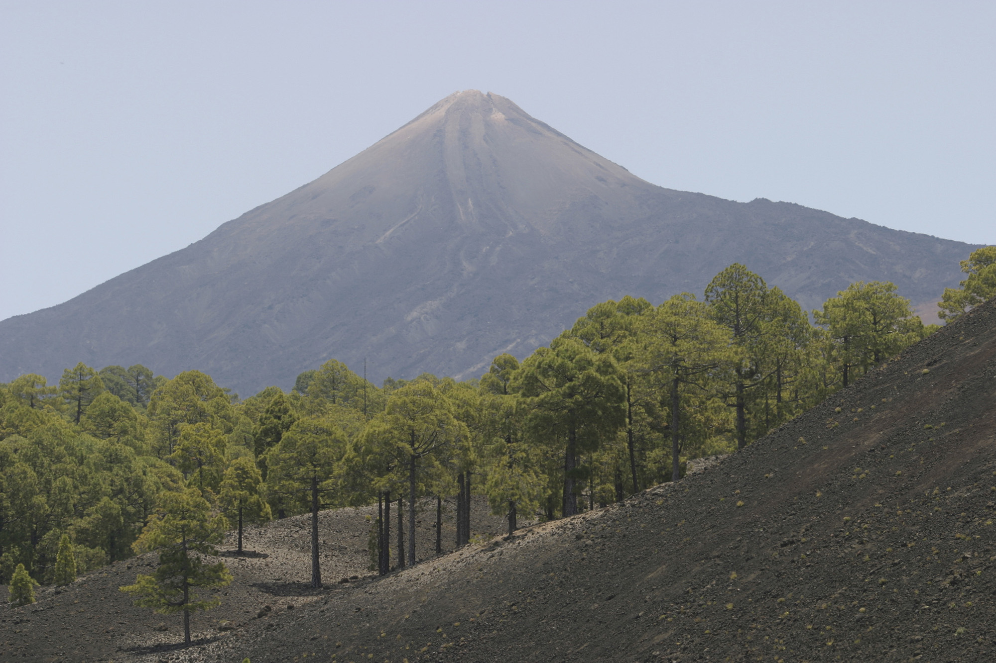 Foto di un paesaggio con un vulcano, prima di essere fotoritoccato