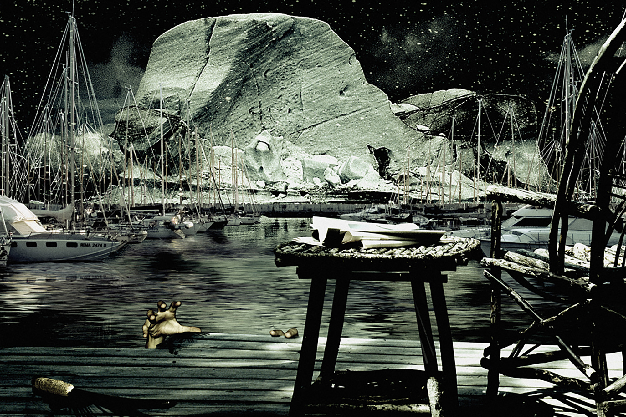 Immagine fotoritoccata con Photoshop per il concorso Foto Sculture. Il porto di Ostia (ROMA), ha uno scenario Horror e darkeggiante. Un iceberg è sullo sfondo per aumentare il senso di freddo e inquietudine. Della neve cade in acqua. Una sedia con un tavolino di legno sono in primo piano.